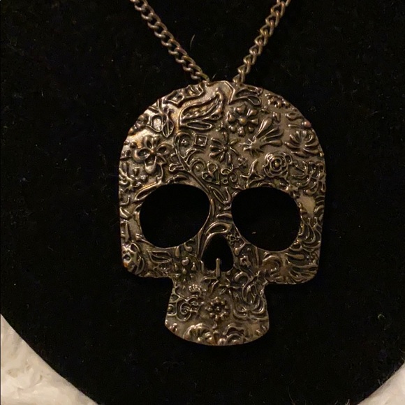 Long silver chain with skull pendant - Picture 2 of 7